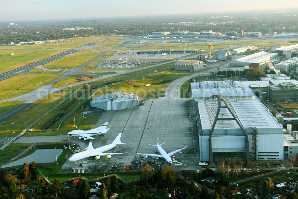 Aerial image Hamburg - Hangar equipment and aircraft hangars for aircraft maintenance on airport in the district Fuhlsbuettel in Hamburg, Germany