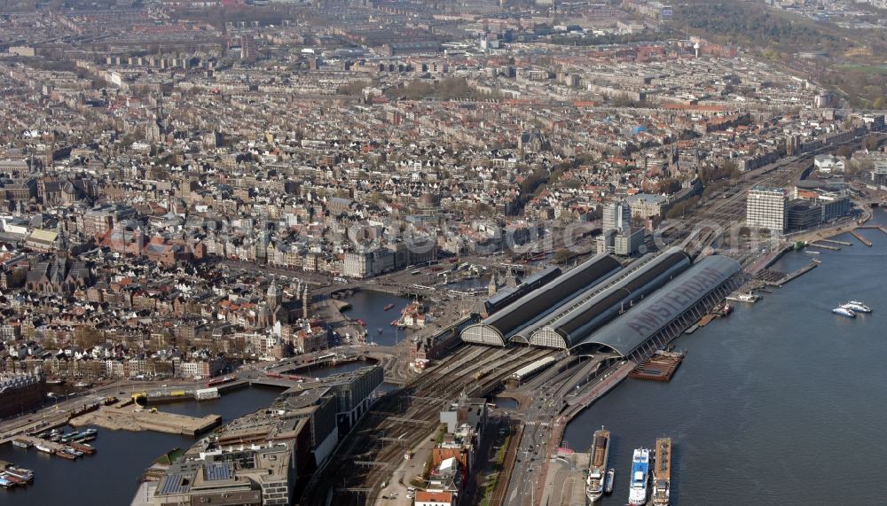 Aerial photograph Amsterdam - Track progress and building of the main station of the railway in the district Centrum in Amsterdam in Noord-Holland, Netherlands