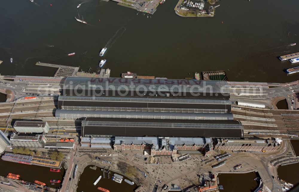 Aerial image Amsterdam - Track progress and building of the main station of the railway in the district Centrum in Amsterdam in Noord-Holland, Netherlands