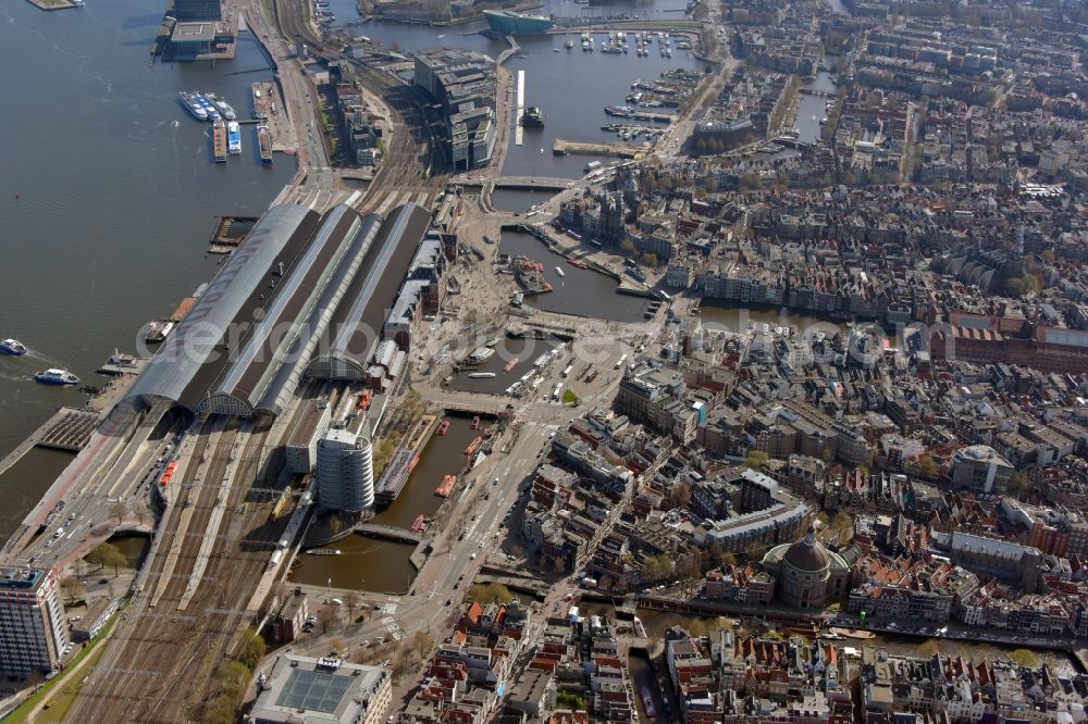 Aerial photograph Amsterdam - Track progress and building of the main station of the railway in the district Centrum in Amsterdam in Noord-Holland, Netherlands