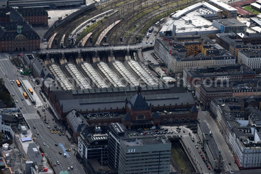 Aerial image Kopenhagen - Track progress and building of the main station of the railway in Copenhagen in Region Hovedstaden, Denmark