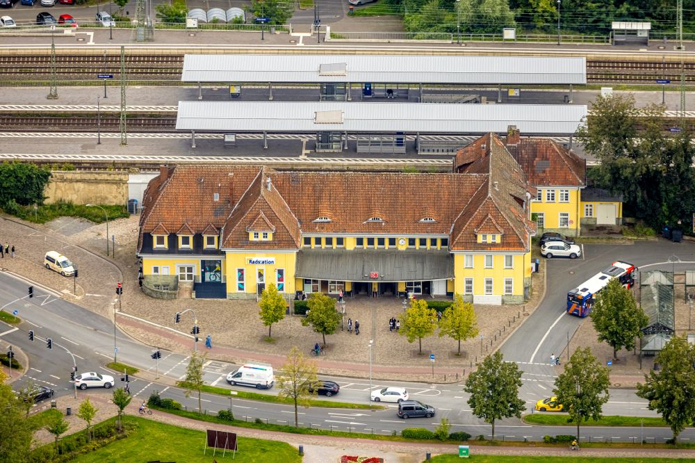 Aerial photograph Ahlen - Track progress and building of the main station of the railway in Ahlen in the state North Rhine-Westphalia, Germany