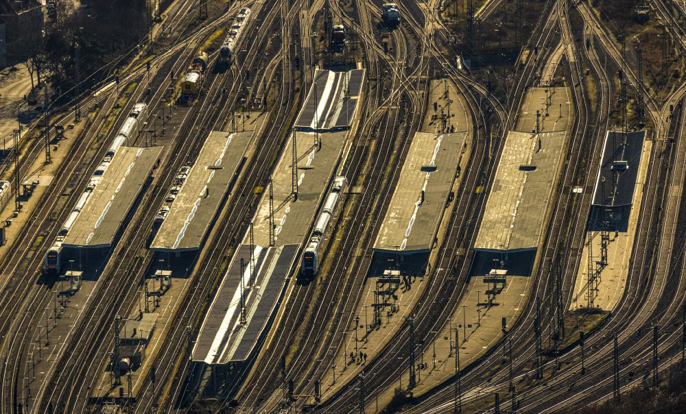 Aerial image Hamm - Platforms at the main train station of Deutsche Bahn on Willy-Brandt-Platz in Hamm in the Ruhr area in the state of North Rhine-Westphalia, Germany