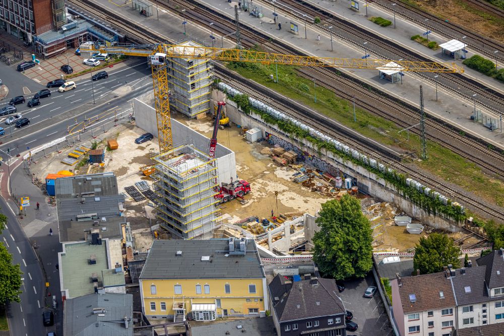 Bochum from above - Track progress and building of the main station of the railway in the district Bochum Mitte in Bochum in the state North Rhine-Westphalia