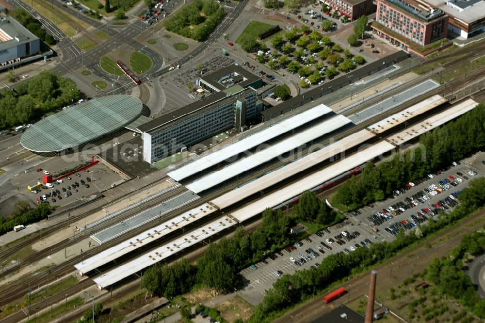 Braunschweig from the bird's eye view: Track progress and building of the main station of the railway in Braunschweig in the state Lower Saxony