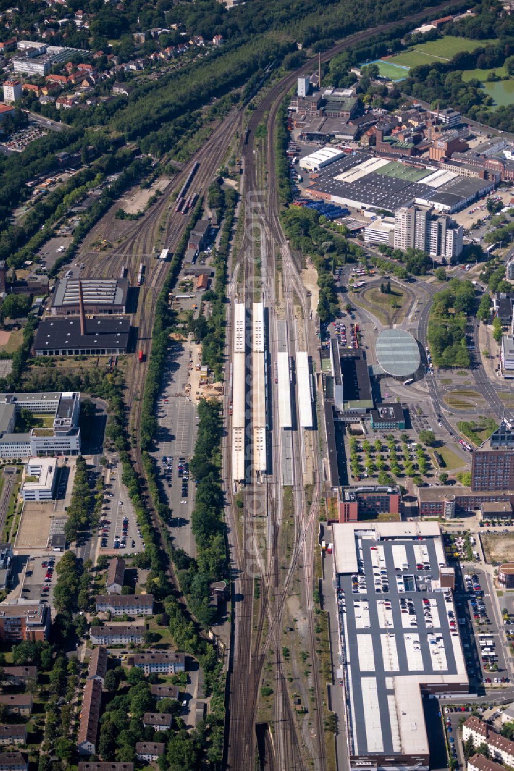 Aerial photograph Braunschweig - Track progress and building of the main station of the railway on place Willy-Brandt-Platz in Braunschweig in the state Lower Saxony