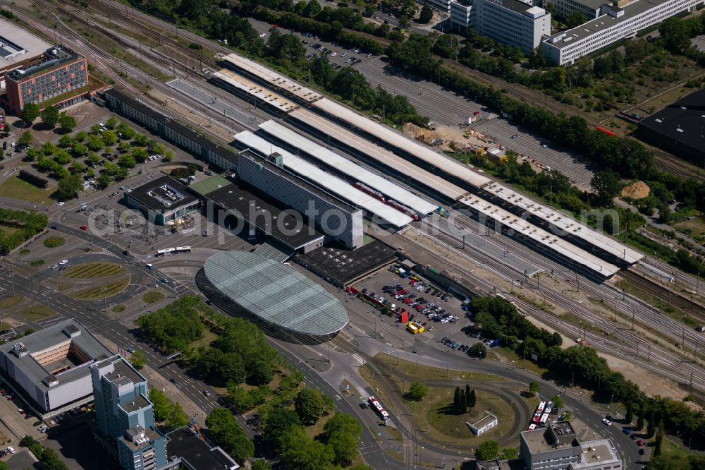 Braunschweig from the bird's eye view: Track progress and building of the main station of the railway on place Willy-Brandt-Platz in Braunschweig in the state Lower Saxony
