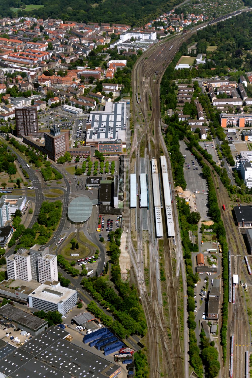 Aerial image Braunschweig - Track progress and building of the main station of the railway on place Willy-Brandt-Platz in Braunschweig in the state Lower Saxony
