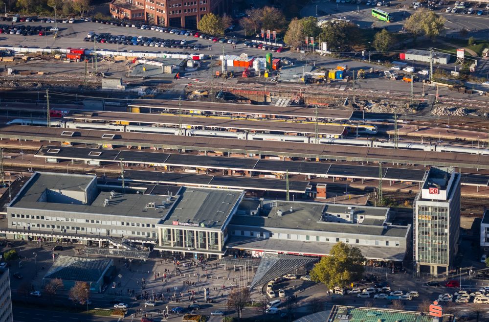 Aerial image Dortmund - Track progress and building of the main station of the railway in Dortmund at Ruhrgebiet in the state North Rhine-Westphalia, Germany