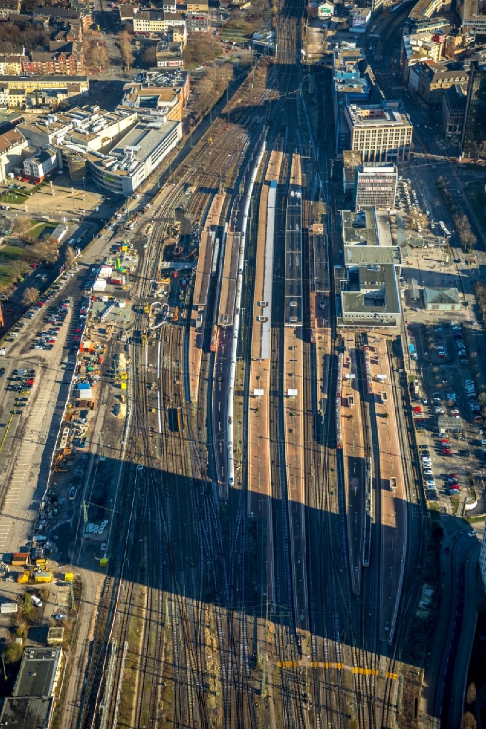 Aerial image Dortmund - Track progress and building of the main station of the railway in Dortmund in the state North Rhine-Westphalia, Germany