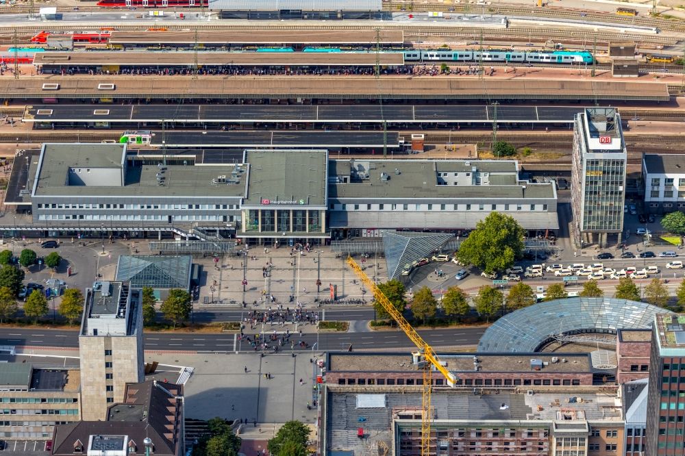 Aerial photograph Dortmund - Track progress and building of the main station of the railway in Dortmund in the state North Rhine-Westphalia, Germany