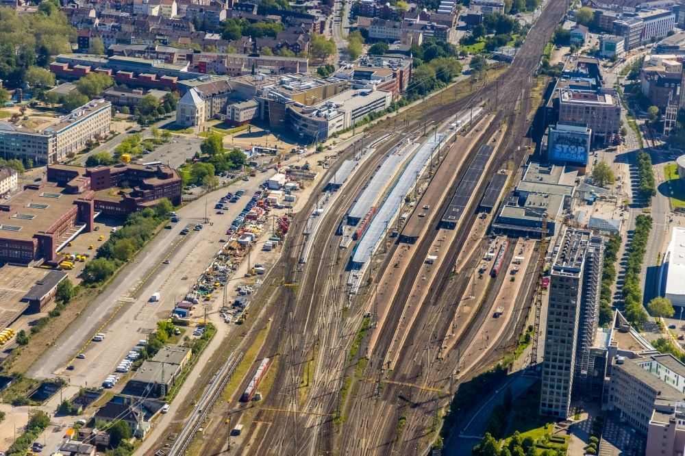 Dortmund from the bird's eye view: Track progress and building of the main station of the railway in Dortmund at Ruhrgebiet in the state North Rhine-Westphalia, Germany