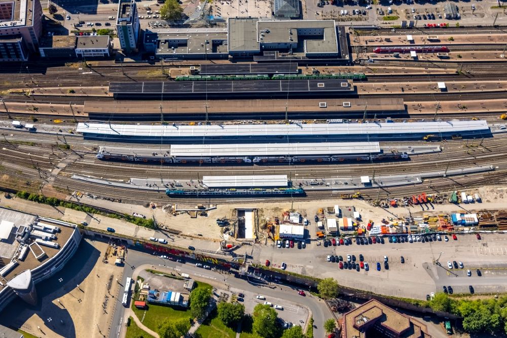 Dortmund from the bird's eye view: Track progress and building of the main station of the railway in Dortmund at Ruhrgebiet in the state North Rhine-Westphalia, Germany