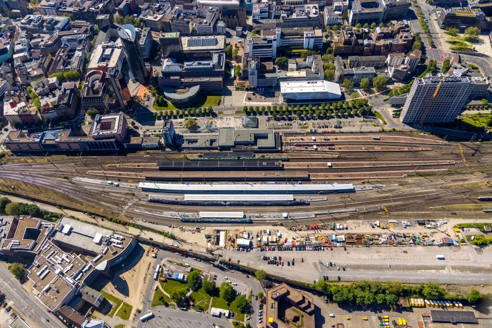 Aerial photograph Dortmund - Track progress and building of the main station of the railway in Dortmund at Ruhrgebiet in the state North Rhine-Westphalia, Germany
