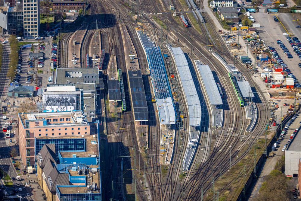Dortmund from the bird's eye view: Track progress and building of the main station of the railway in Dortmund in the state North Rhine-Westphalia, Germany