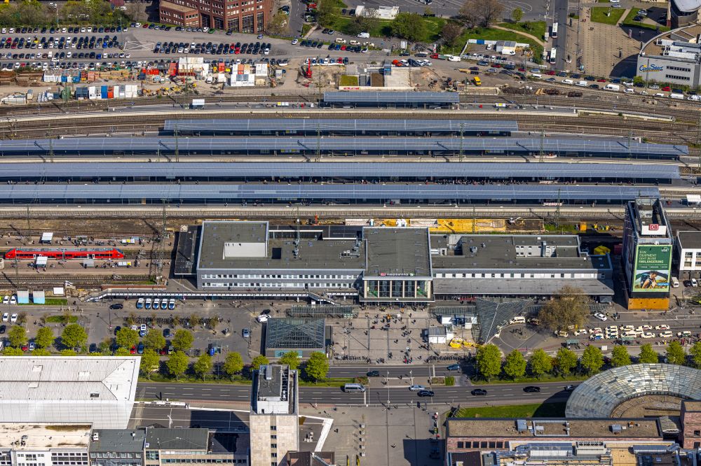 Aerial image Dortmund - Track progress and building of the main station of the railway in Dortmund at Ruhrgebiet in the state North Rhine-Westphalia, Germany