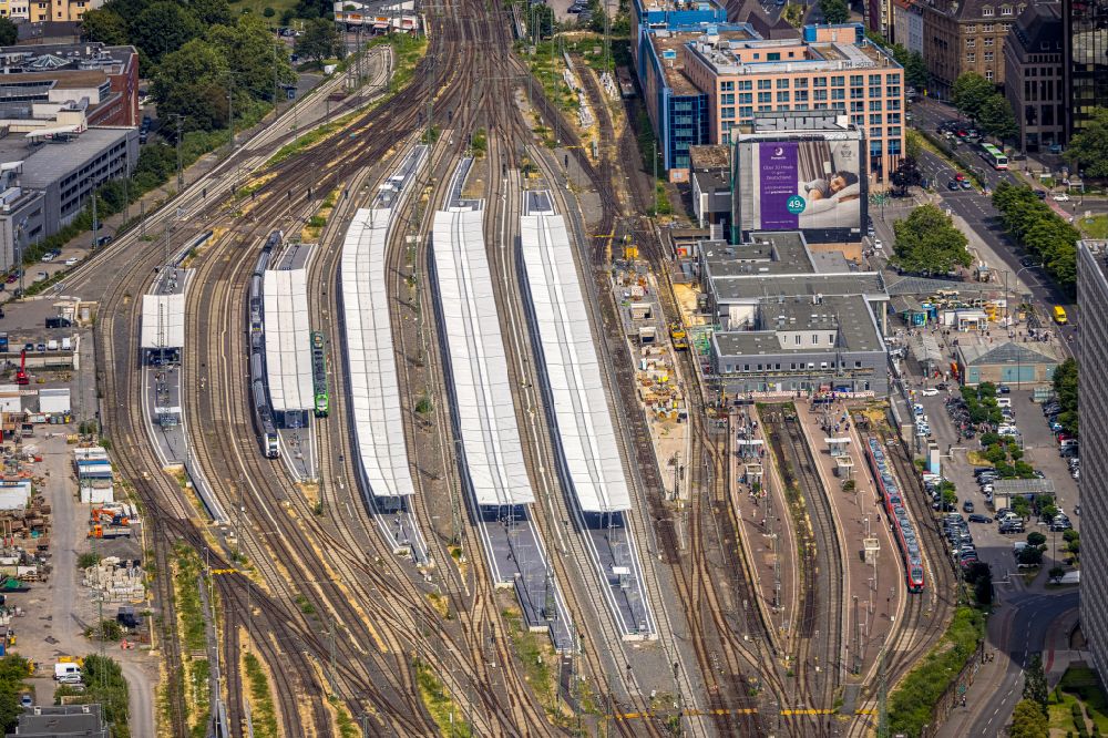 Dortmund from the bird's eye view: track progress and building of the main station of the railway in Dortmund in the state North Rhine-Westphalia, Germany