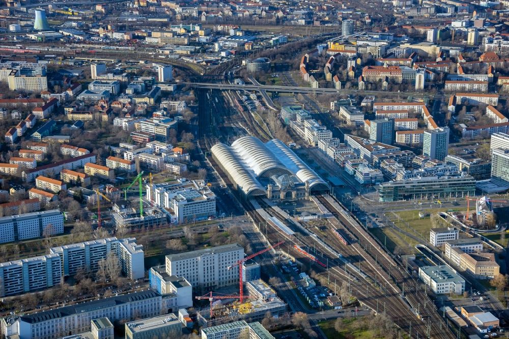 Aerial photograph Dresden - Track progress and building of the main station of the railway in Dresden in the state Saxony, Germany