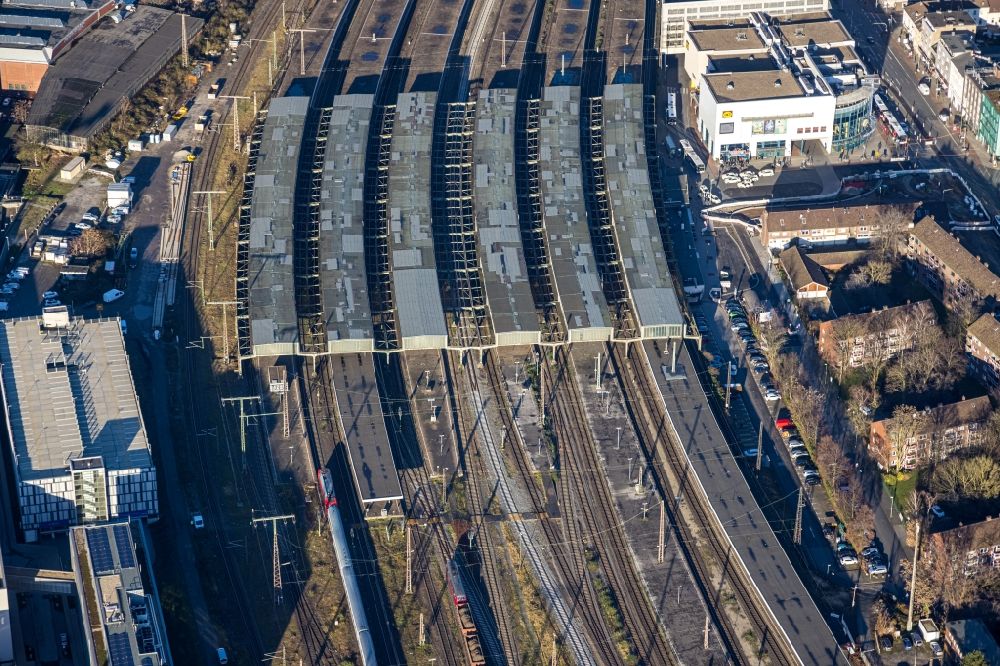 Duisburg from the bird's eye view: Track progress and building of the main station of the railway in the district Neudorf-Nord in Duisburg at Ruhrgebiet in the state North Rhine-Westphalia, Germany