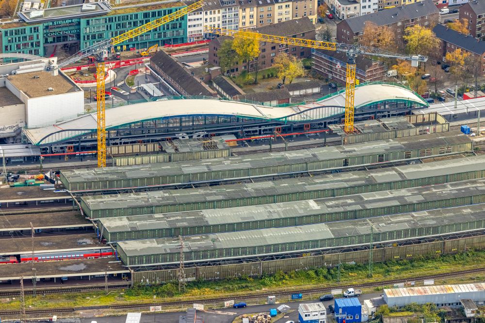 Aerial photograph Duisburg - Track progress and building of the main station of the railway in the district Neudorf-Nord in Duisburg at Ruhrgebiet in the state North Rhine-Westphalia, Germany