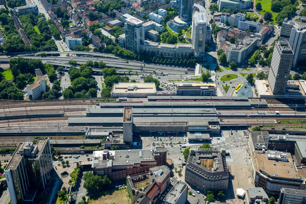 Aerial photograph Essen - track progress and building of the main station of the railway in Essen at Ruhrgebiet in the state North Rhine-Westphalia, Germany