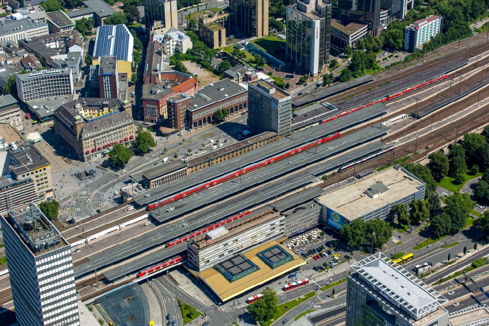 Aerial image Essen - track progress and building of the main station of the railway in Essen at Ruhrgebiet in the state North Rhine-Westphalia, Germany