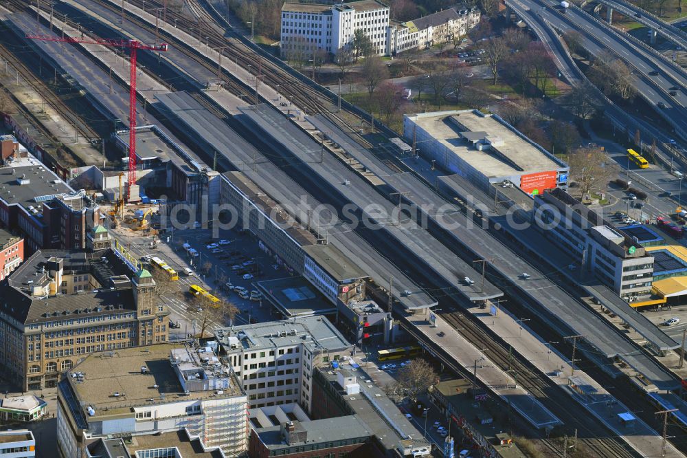 Essen from the bird's eye view: track progress and building of the main station of the railway in Essen at Ruhrgebiet in the state North Rhine-Westphalia, Germany