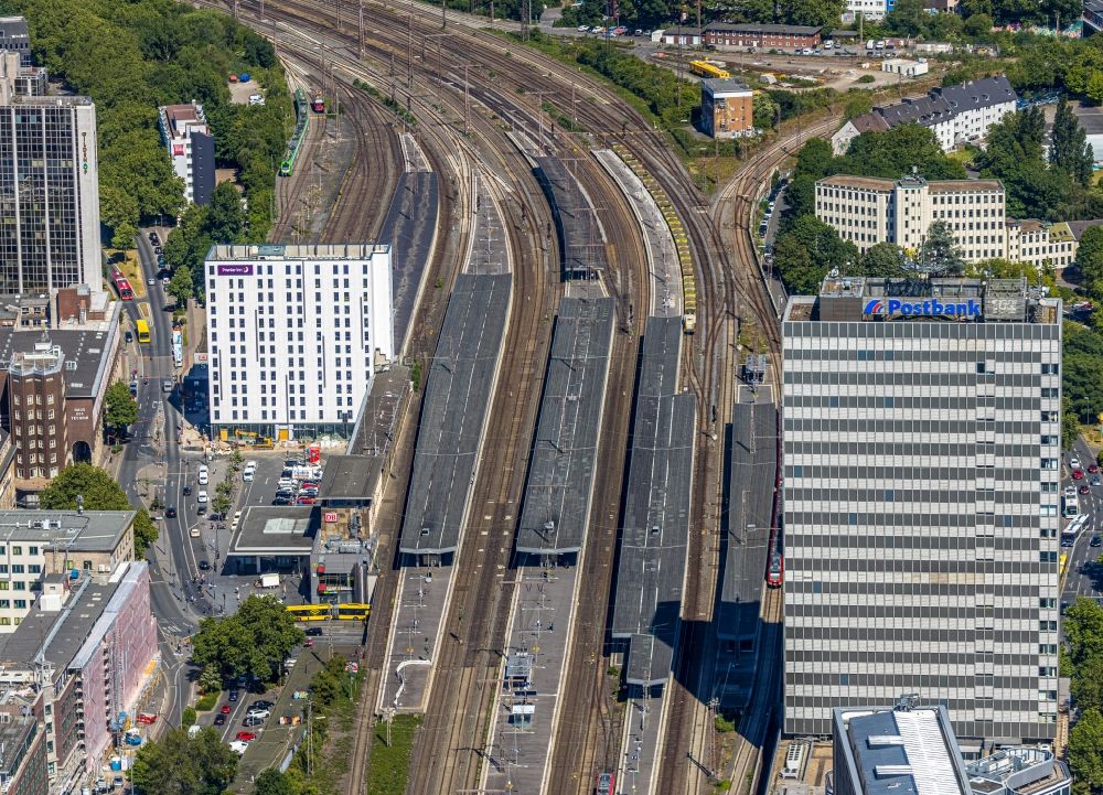 Aerial image Essen - Track progress and building of the main station of the railway in Essen in the state North Rhine-Westphalia, Germany