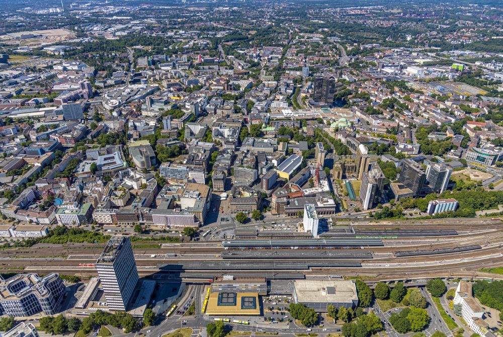Essen from the bird's eye view: Federal police station on track progress and building of the main station of the railway in Essen in the state North Rhine-Westphalia, Germany