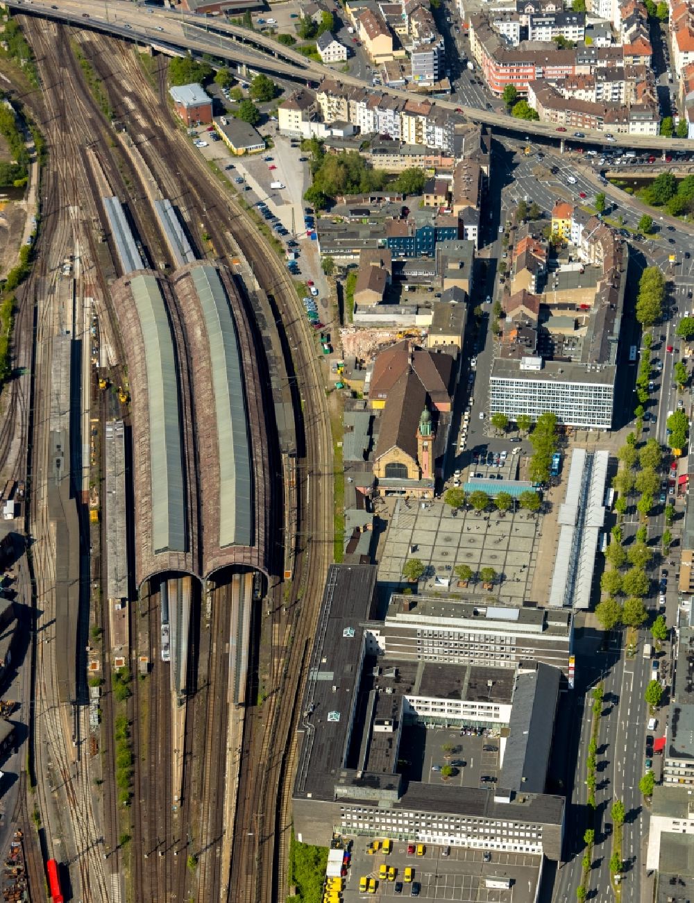 Aerial photograph Hagen - Track progress and building of the main station of the railway in Hagen in the state North Rhine-Westphalia, Germany