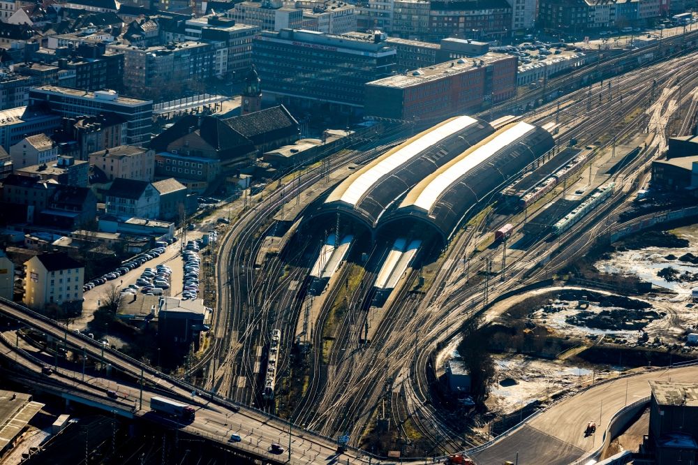 Hagen from the bird's eye view: Track progress and building of the main station of the railway in Hagen in the state North Rhine-Westphalia, Germany