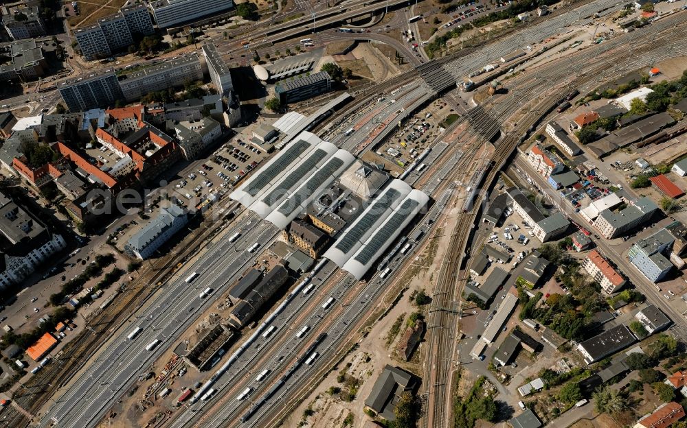Halle (Saale) from the bird's eye view: Track progress and building of the main station of the railway in Halle (Saale) in the state Saxony-Anhalt, Germany