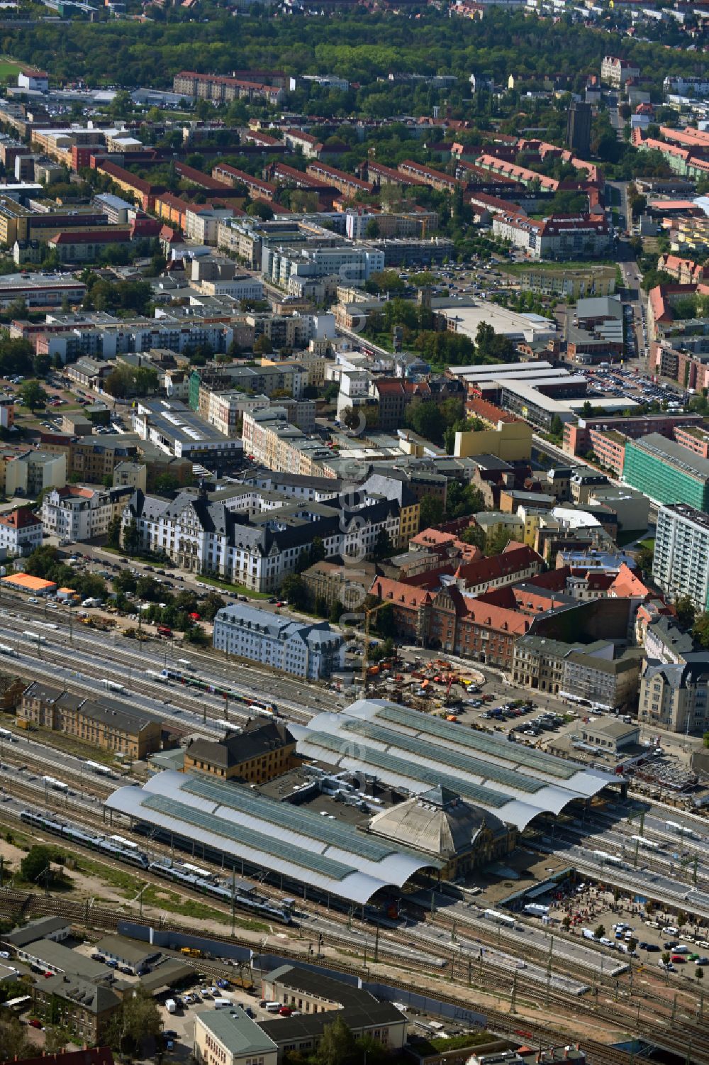 Halle (Saale) from the bird's eye view: Track progress and building of the main station of the railway in Halle (Saale) in the state Saxony-Anhalt, Germany