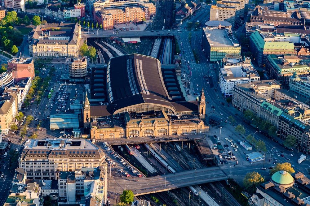 Hamburg from above - Track progress and building of the main station of the railway in Hamburg, Germany