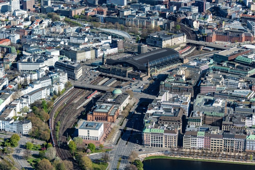 Aerial photograph Hamburg - Track progress and building of the main station of the railway in Hamburg, Germany