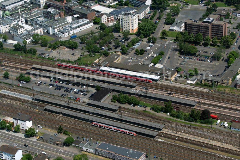 Hanau from the bird's eye view: Track progress and building of the main station of the railway in Hanau in the state Hesse, Germany