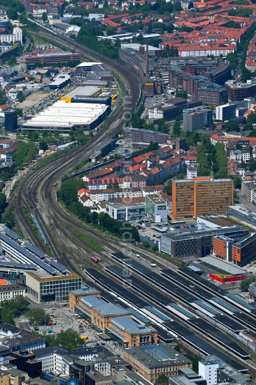 Hannover from above - Track progress and building of the main station of the railway in Hannover in the state Lower Saxony, Germany