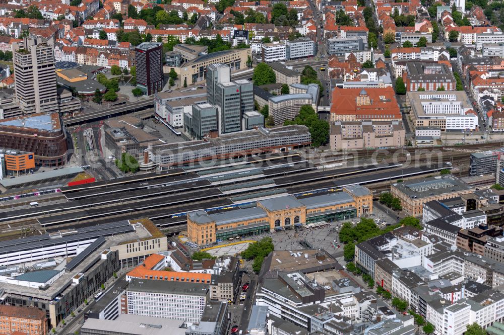 Hannover from the bird's eye view: Track progress and building of the main station of the railway in Hannover in the state Lower Saxony, Germany