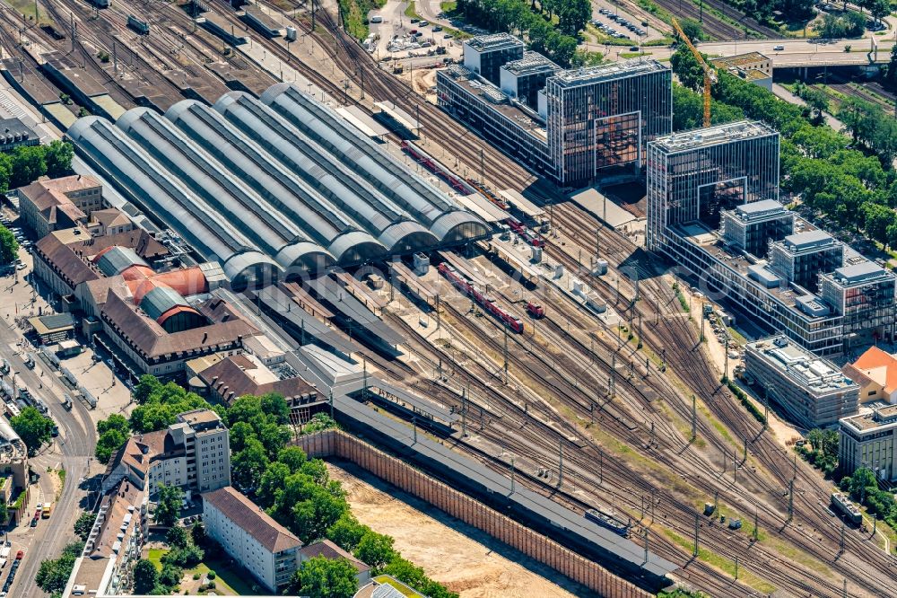 Aerial photograph Karlsruhe - Track progress and building of the main station of the railway in the district Suedweststadt in Karlsruhe in the state Baden-Wurttemberg, Germany