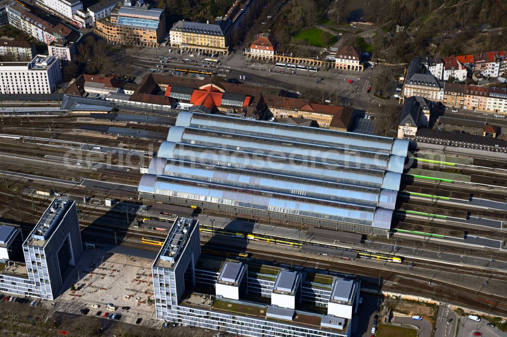 Karlsruhe from the bird's eye view: Track progress and building of the main station of the railway in the district Suedweststadt in Karlsruhe in the state Baden-Wurttemberg, Germany