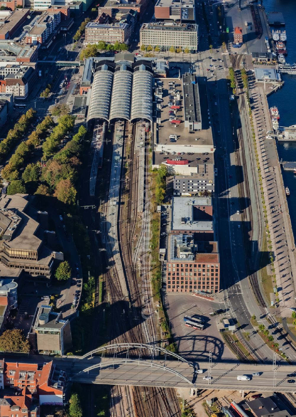 Aerial photograph Kiel - Main station with building and tracks of Deutsche Bahn in Kiel in the state Schleswig-Holstein, Germany