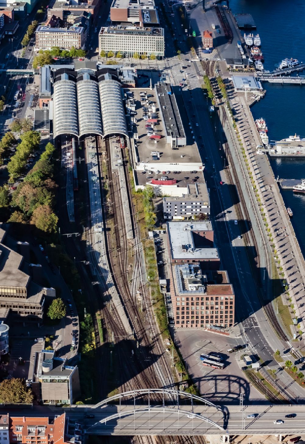 Aerial photograph Kiel - Main station with building and tracks of Deutsche Bahn in Kiel in the state Schleswig-Holstein, Germany
