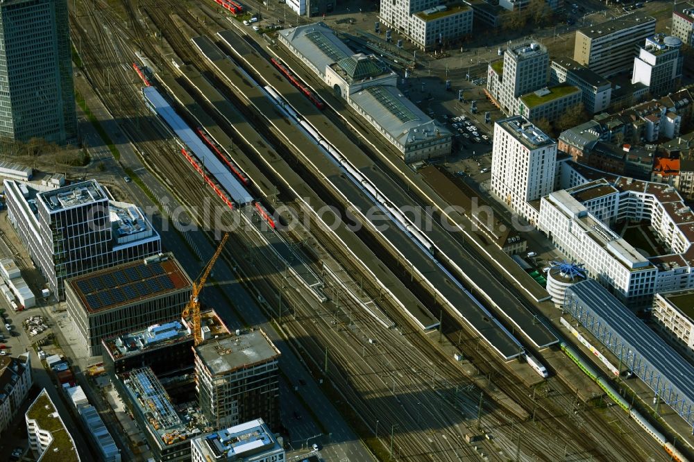 Aerial photograph Mannheim - Track progress and building of the main station of the railway in Mannheim in the state Baden-Wurttemberg, Germany