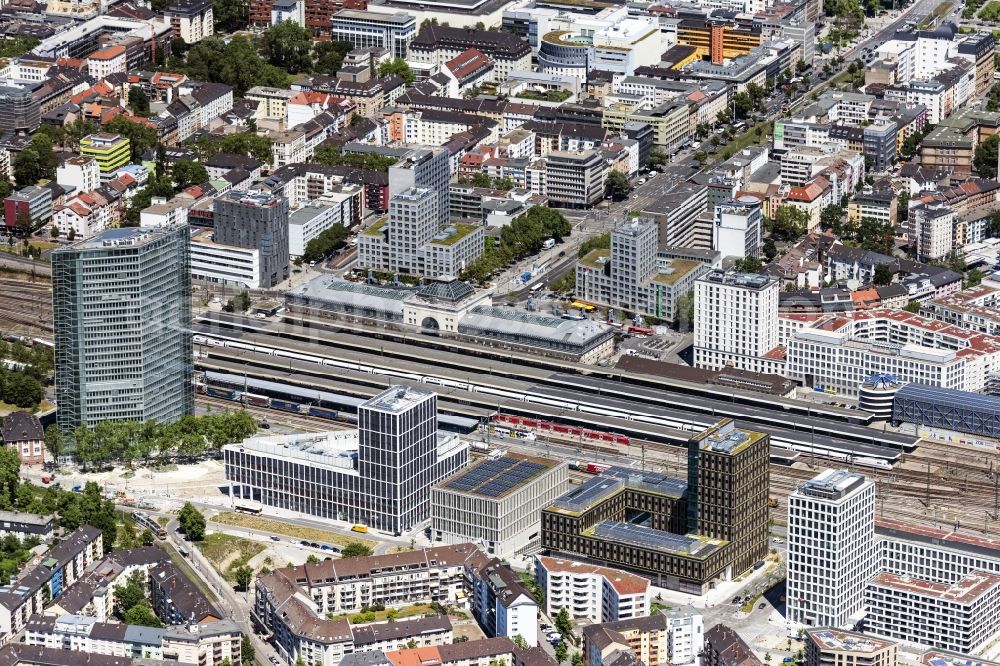 Aerial photograph Mannheim - Track progress and building of the main station of the railway in Mannheim in the state Baden-Wuerttemberg, Germany