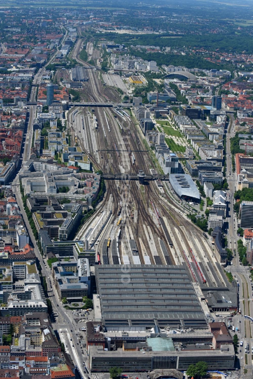 Aerial photograph München - View from the west to track from the hacker bridge to the building of the main station of the Deutsche Bahn in Munich in the state Bavaria