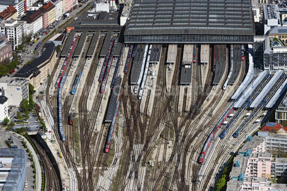 Aerial image München - View from the west to track from the hacker bridge to the building of the main station of the Deutsche Bahn in Munich in the state Bavaria