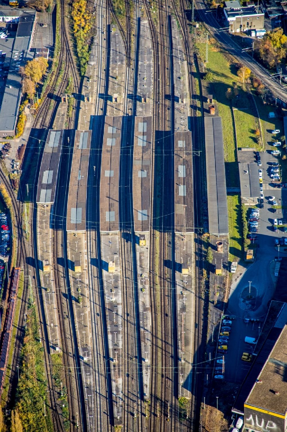 Aerial photograph Oberhausen - Track progress and building of the main station of the railway in Oberhausen in the state North Rhine-Westphalia