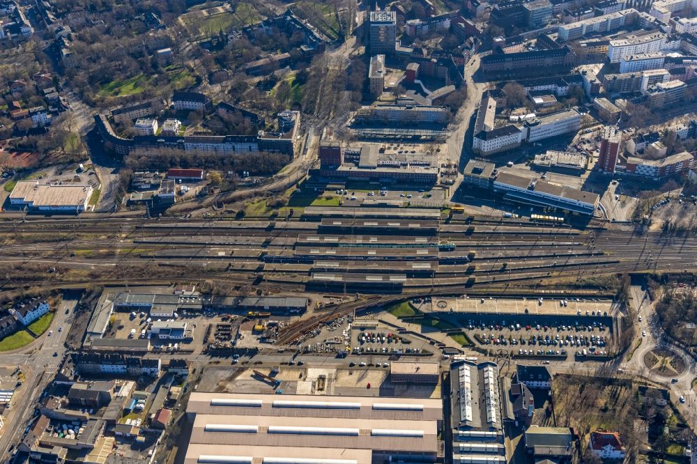 Aerial image Oberhausen - Track progress and building of the main station of the railway in Oberhausen in the state North Rhine-Westphalia