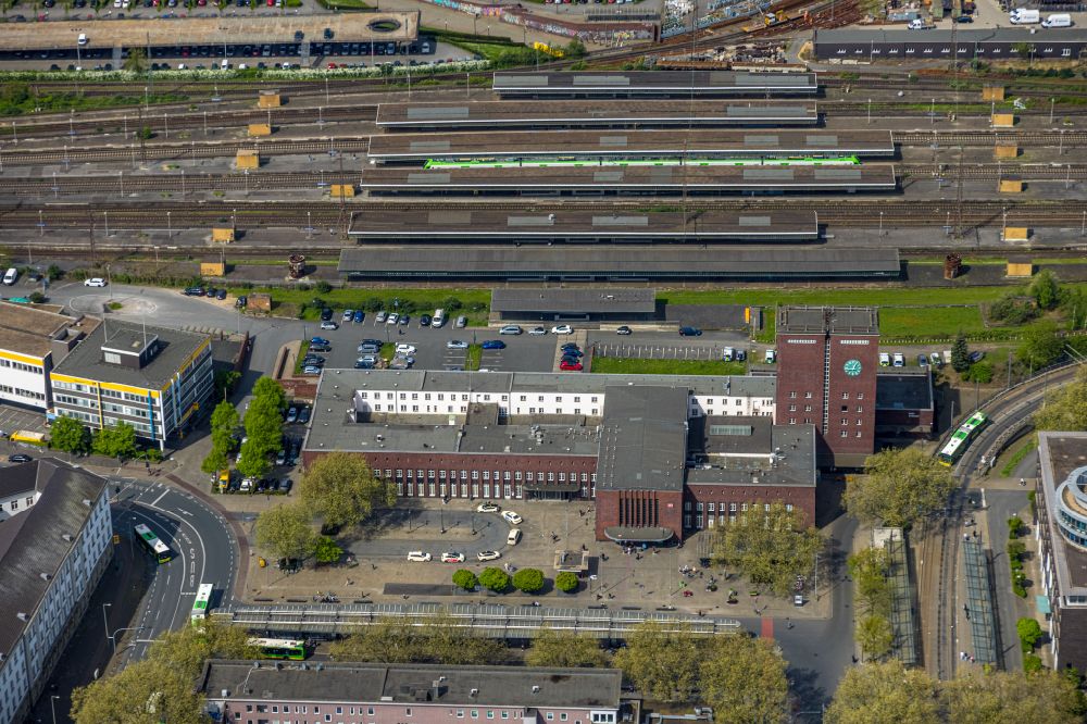 Aerial photograph Oberhausen - track progress and building of the main station of the railway in Oberhausen in the state North Rhine-Westphalia