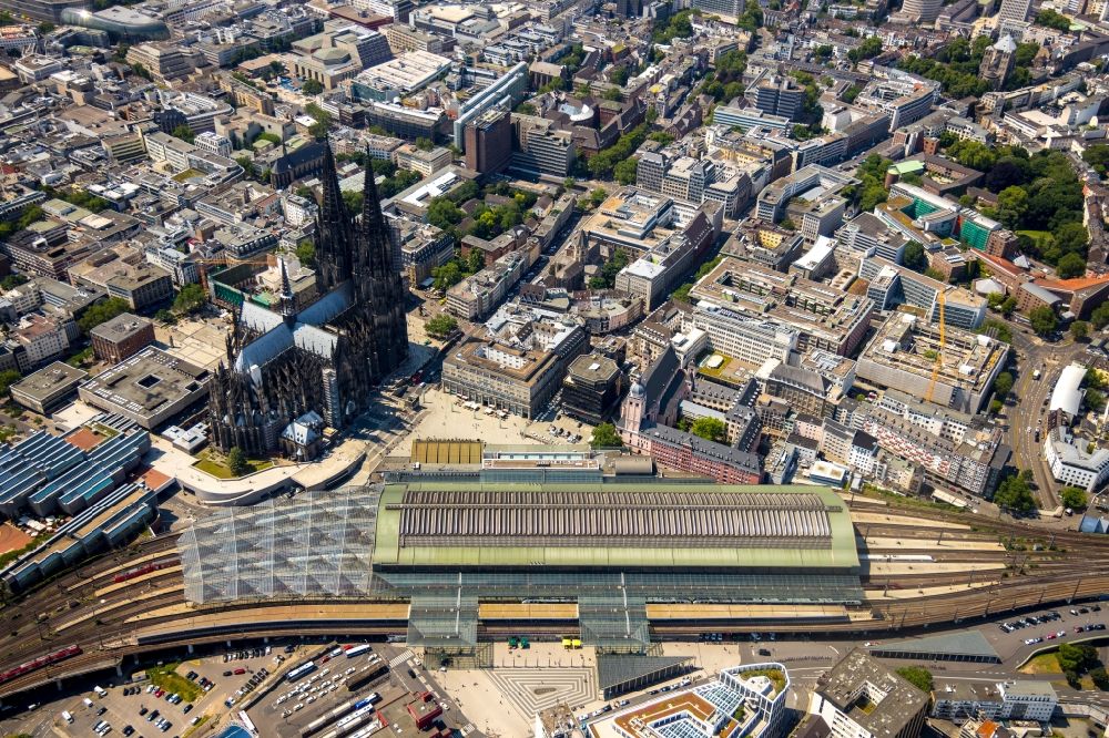 Köln from above - Track progress and building of the main station of the railway in the district Innenstadt in Cologne in the state North Rhine-Westphalia, Germany